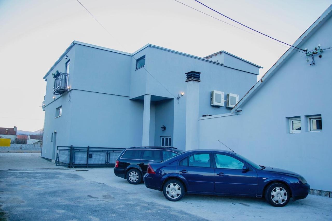 Mark'S Palace Niksic ภายนอก รูปภาพ